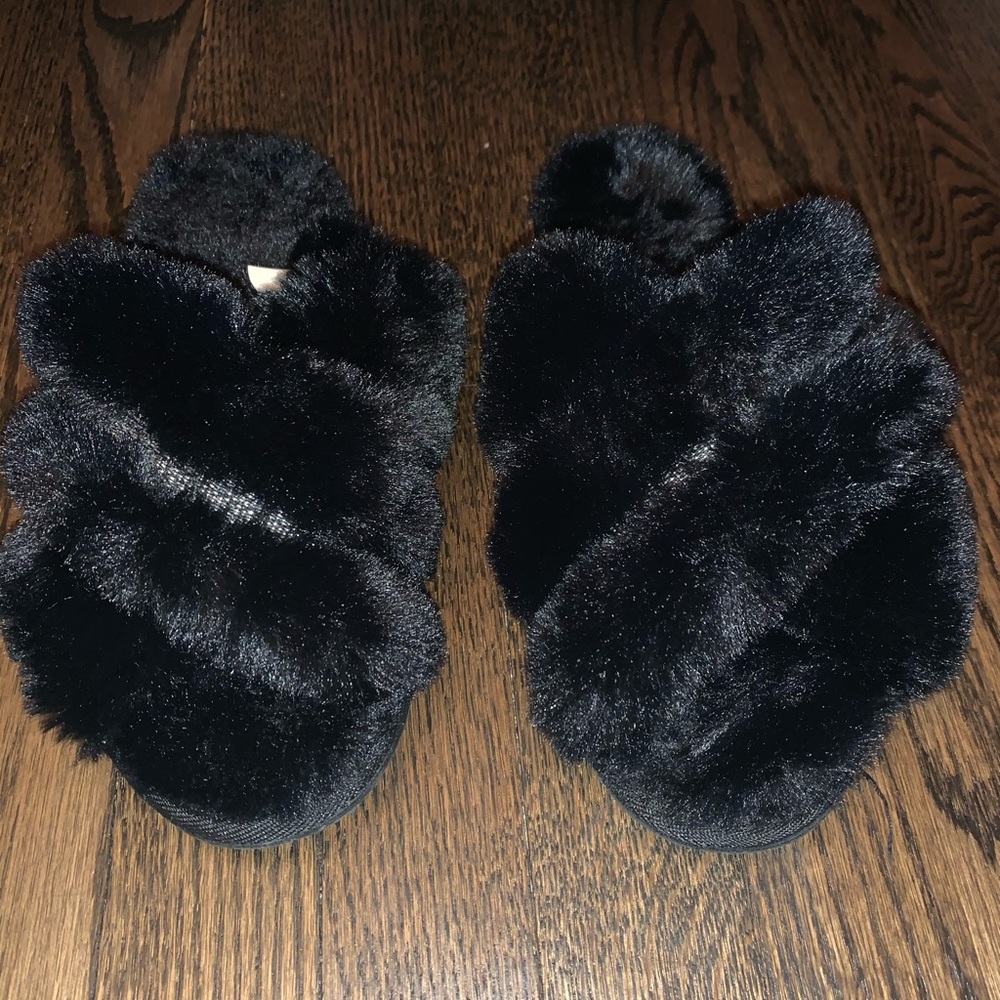 Never worn black fuzzy slides medium size 7-8